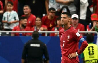 Mundial 2026: RD Congo amarga el debut de Portugal Cristiano Ronaldo con las manos en la cintura y rostro serio vistiendo la camiseta roja de Portugal en el Mundial 2026.