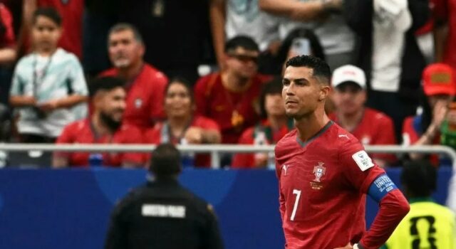 Mundial 2026: RD Congo amarga el debut de Portugal Cristiano Ronaldo con las manos en la cintura y rostro serio vistiendo la camiseta roja de Portugal en el Mundial 2026.