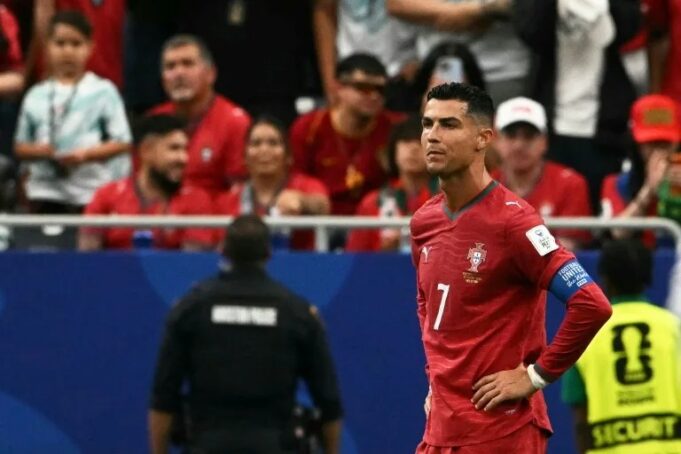 Mundial 2026: RD Congo amarga el debut de Portugal Cristiano Ronaldo con las manos en la cintura y rostro serio vistiendo la camiseta roja de Portugal en el Mundial 2026.