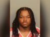 Arresto en Alabama por asesinato capital de un joven de 18 años Retrato policial de frente de Damarion Owens con cabello largo trenzado y uniforme carcelario de rayas.