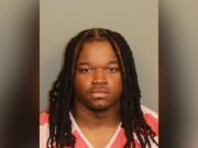 Arresto en Alabama por asesinato capital de un joven de 18 años Retrato policial de frente de Damarion Owens con cabello largo trenzado y uniforme carcelario de rayas.
