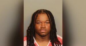 Arresto en Alabama por asesinato capital de un joven de 18 años Retrato policial de frente de Damarion Owens con cabello largo trenzado y uniforme carcelario de rayas.