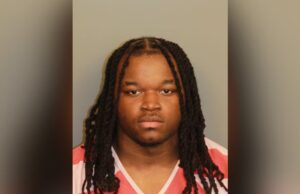 Arresto en Alabama por asesinato capital de un joven de 18 años Retrato policial de frente de Damarion Owens con cabello largo trenzado y uniforme carcelario de rayas.