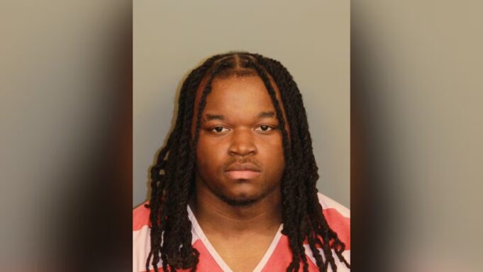 Arresto en Alabama por asesinato capital de un joven de 18 años Retrato policial de frente de Damarion Owens con cabello largo trenzado y uniforme carcelario de rayas.