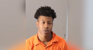 Robo en Birmingham: Arrestan a joven implicado en asalto Fotografía policial de frente de Da’Marriya De’Vhon Carr vistiendo uniforme naranja de recluso tras su detención en Birmingham.