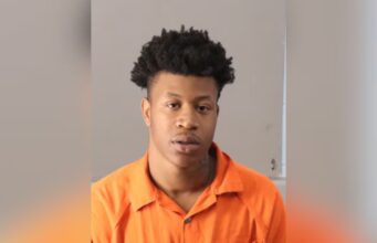 Robo en Birmingham: Arrestan a joven implicado en asalto Fotografía policial de frente de Da’Marriya De’Vhon Carr vistiendo uniforme naranja de recluso tras su detención en Birmingham.