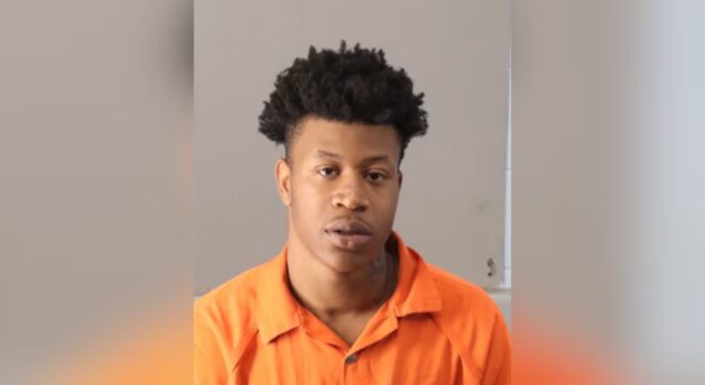 Robo en Birmingham: Arrestan a joven implicado en asalto Fotografía policial de frente de Da’Marriya De’Vhon Carr vistiendo uniforme naranja de recluso tras su detención en Birmingham.