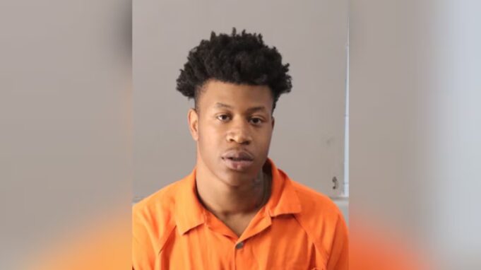 Robo en Birmingham: Arrestan a joven implicado en asalto Fotografía policial de frente de Da’Marriya De’Vhon Carr vistiendo uniforme naranja de recluso tras su detención en Birmingham.