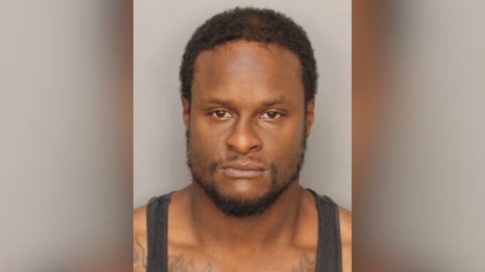 Arresto en Alabama tras ingresar contrabando con un dron Fotografía policial de David Anderson, arrestado por introducir contrabando con un dron en una prisión de Alabama.