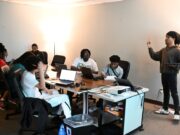 Debate en Harvard recibirá a destacados alumnos de Alabama Estudiantes de Alabama atienden instrucciones de un tutor en una mesa con portátiles listos para el debate en Harvard.