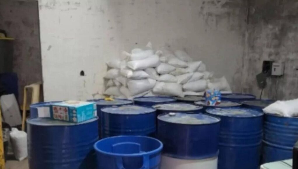 Histórico decomiso de metanfetamina en Sinaloa rompe récords Gran cantidad de tambos azules y costales blancos con precursores químicos decomisados en México.