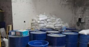Histórico decomiso de metanfetamina en Sinaloa rompe récords Gran cantidad de tambos azules y costales blancos con precursores químicos decomisados en México.