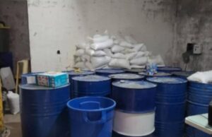 Histórico decomiso de metanfetamina en Sinaloa rompe récords Gran cantidad de tambos azules y costales blancos con precursores químicos decomisados en México.