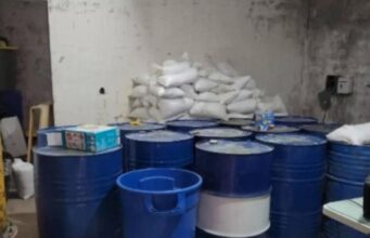 Histórico decomiso de metanfetamina en Sinaloa rompe récords Gran cantidad de tambos azules y costales blancos con precursores químicos decomisados en México.