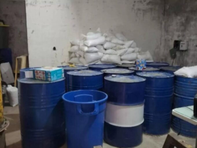 Histórico decomiso de metanfetamina en Sinaloa rompe récords Gran cantidad de tambos azules y costales blancos con precursores químicos decomisados en México.