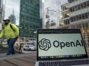 Florida demanda a OpenAI por los riesgos de ChatGPT Computadora portátil con el logotipo de OpenAI y ChatGPT en la pantalla con una calle de fondo para ilustrar la demanda en Florida.