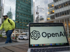 Florida demanda a OpenAI por los riesgos de ChatGPT Computadora portátil con el logotipo de OpenAI y ChatGPT en la pantalla con una calle de fondo para ilustrar la demanda en Florida.