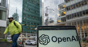 Florida demanda a OpenAI por los riesgos de ChatGPT Computadora portátil con el logotipo de OpenAI y ChatGPT en la pantalla con una calle de fondo para ilustrar la demanda en Florida.