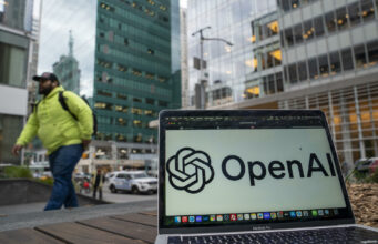 Florida demanda a OpenAI por los riesgos de ChatGPT Computadora portátil con el logotipo de OpenAI y ChatGPT en la pantalla con una calle de fondo para ilustrar la demanda en Florida.