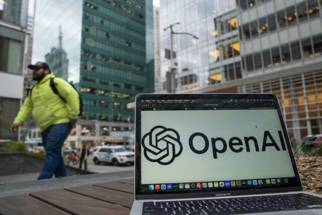 Computadora portátil con el logotipo de OpenAI y ChatGPT en la pantalla con una calle de fondo para ilustrar la demanda en Florida.