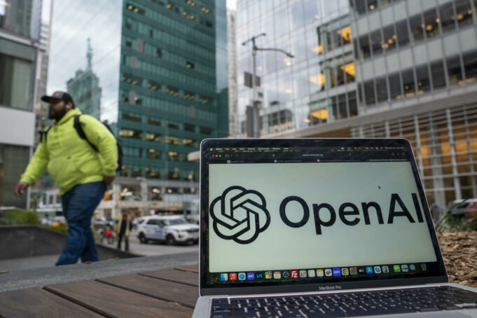 Florida demanda a OpenAI por los riesgos de ChatGPT Computadora portátil con el logotipo de OpenAI y ChatGPT en la pantalla con una calle de fondo para ilustrar la demanda en Florida.