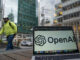 Florida demanda a OpenAI por los riesgos de ChatGPT Computadora portátil con el logotipo de OpenAI y ChatGPT en la pantalla con una calle de fondo para ilustrar la demanda en Florida.