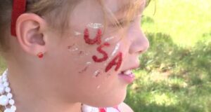 Alabama: niños darán vida a la historia en Huntsville Niña con pintura facial patriótica durante actividades previas al desfile histórico de Huntsville en Alabama.