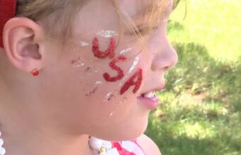 Alabama: niños darán vida a la historia en Huntsville Niña con pintura facial patriótica durante actividades previas al desfile histórico de Huntsville en Alabama.