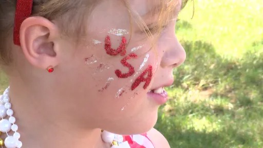 Alabama: niños darán vida a la historia en Huntsville Niña con pintura facial patriótica durante actividades previas al desfile histórico de Huntsville en Alabama.