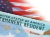 Residencia permanente en EE. UU.: DHS aclara nuevas reglas Tarjeta de residencia permanente de Estados Unidos frente a una bandera estadounidense en un trámite del DHS.
