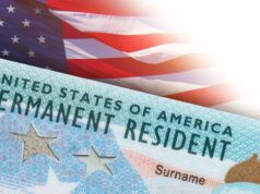 Residencia permanente en EE. UU.: DHS aclara nuevas reglas Tarjeta de residencia permanente de Estados Unidos frente a una bandera estadounidense en un trámite del DHS.