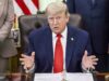 Tren de Aragua: Trump anuncia muerte de alias ‘Niño Guerrero’ Donald Trump gesticula con las manos en su escritorio presidencial al anunciar acciones contra el Tren de Aragua.