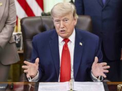 Tren de Aragua: Trump anuncia muerte de alias ‘Niño Guerrero’ Donald Trump gesticula con las manos en su escritorio presidencial al anunciar acciones contra el Tren de Aragua.