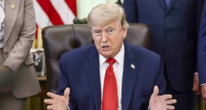 Tren de Aragua: Trump anuncia muerte de alias ‘Niño Guerrero’ Donald Trump gesticula con las manos en su escritorio presidencial al anunciar acciones contra el Tren de Aragua.