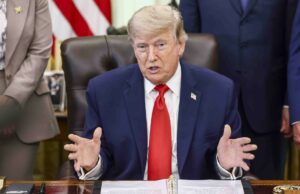 Tren de Aragua: Trump anuncia muerte de alias ‘Niño Guerrero’ Donald Trump gesticula con las manos en su escritorio presidencial al anunciar acciones contra el Tren de Aragua.
