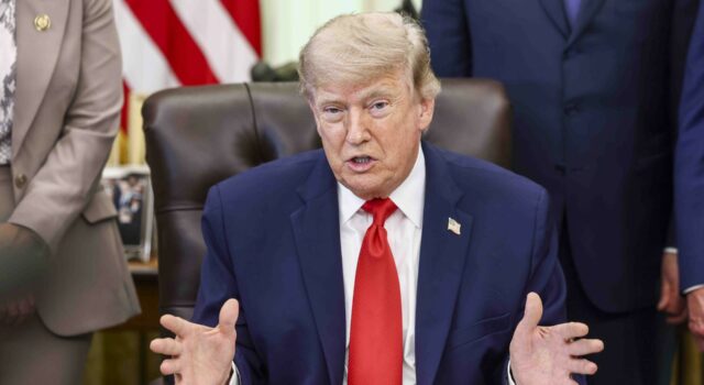 Tren de Aragua: Trump anuncia muerte de alias ‘Niño Guerrero’ Donald Trump gesticula con las manos en su escritorio presidencial al anunciar acciones contra el Tren de Aragua.