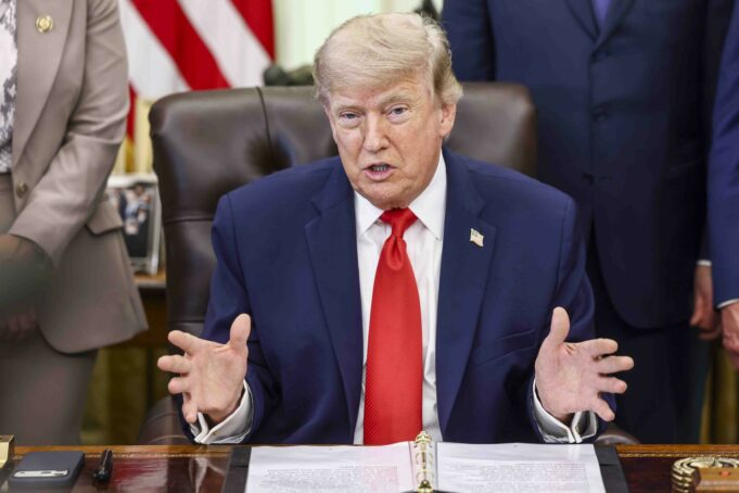 Tren de Aragua: Trump anuncia muerte de alias ‘Niño Guerrero’ Donald Trump gesticula con las manos en su escritorio presidencial al anunciar acciones contra el Tren de Aragua.