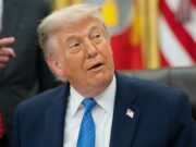 Elecciones en Colombia: Donald Trump respalda a De la Espriella Donald Trump con traje azul y corbata azul gesticulando durante una conferencia de prensa oficial en la Casa Blanca.