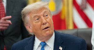 Elecciones en Colombia: Donald Trump respalda a De la Espriella Donald Trump con traje azul y corbata azul gesticulando durante una conferencia de prensa oficial en la Casa Blanca.