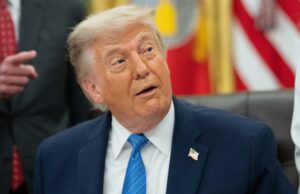 Elecciones en Colombia: Donald Trump respalda a De la Espriella Donald Trump con traje azul y corbata azul gesticulando durante una conferencia de prensa oficial en la Casa Blanca.