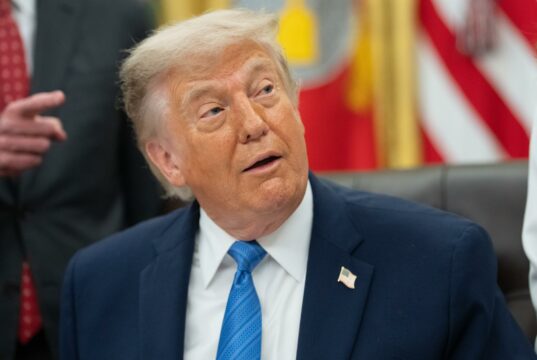 Elecciones en Colombia: Donald Trump respalda a De la Espriella Donald Trump con traje azul y corbata azul gesticulando durante una conferencia de prensa oficial en la Casa Blanca.