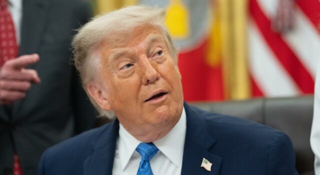 Elecciones en Colombia: Donald Trump respalda a De la Espriella Donald Trump con traje azul y corbata azul gesticulando durante una conferencia de prensa oficial en la Casa Blanca.