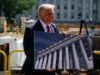Donald Trump respalda a Abelardo de la Espriella en Colombia Donald Trump sonríe sosteniendo una fotografía de un edificio con columnas clásicas durante un evento de prensa exterior.
