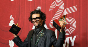 Draco Rosa recibe la ciudadanía colombiana Draco Rosa posa con premios Grammy tras recibir la ciudadanía colombiana otorgada por el Gobierno de Colombia.