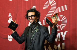 Draco Rosa recibe la ciudadanía colombiana Draco Rosa posa con premios Grammy tras recibir la ciudadanía colombiana otorgada por el Gobierno de Colombia.