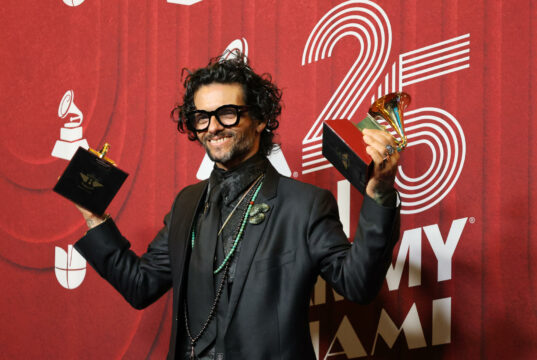 Draco Rosa recibe la ciudadanía colombiana Draco Rosa posa con premios Grammy tras recibir la ciudadanía colombiana otorgada por el Gobierno de Colombia.