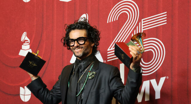 Draco Rosa recibe la ciudadanía colombiana Draco Rosa posa con premios Grammy tras recibir la ciudadanía colombiana otorgada por el Gobierno de Colombia.