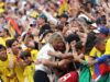 Ecuador clasifica y Beccacece exige respeto El técnico Sebastián Beccacece abraza a los aficionados de Ecuador en las gradas tras un partido del Mundial 2026.