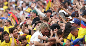 Ecuador clasifica y Beccacece exige respeto El técnico Sebastián Beccacece abraza a los aficionados de Ecuador en las gradas tras un partido del Mundial 2026.