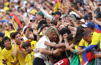 Ecuador clasifica y Beccacece exige respeto El técnico Sebastián Beccacece abraza a los aficionados de Ecuador en las gradas tras un partido del Mundial 2026.
